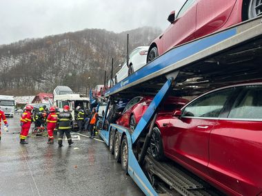 Sibiu: Două camioane care transportau autoturisme s-au ciocnit pe DN 7, la Boiţa/ Un bărbat a fost descarcerat, fiind transportat la spital/ Traficul este blocat - FOTO