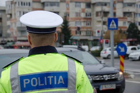 Arad: Control judiciar pentru un şofer care a lovit cu maşina un poliţist, apoi a fugit de la locul accidentului