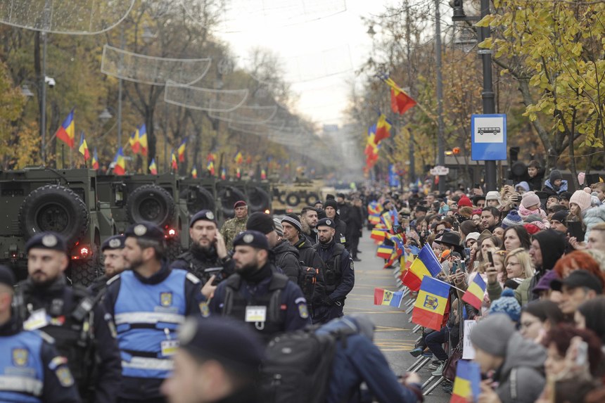 UPDATE - Ziua Naţională a României - Ample ceremonii militare la Bucureşti şi Alba Iulia/ Paradă Militară Naţională cu peste 2.400 de militari şi specialişti, în prezenţa lui Klaus Iohannis/ 100.000 de persoane asistă la paradă - FOTO, VIDEO