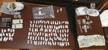 Buzău: Trei persoane reţinute şi o a patra, sub control judiciar, după ce ar fi vândut cannabis unor consumatori, între care şi minori