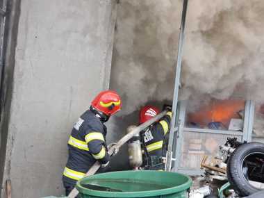 Două maşini au ars, după ce un incendiu a izbucnit la un service auto din Reşiţa
