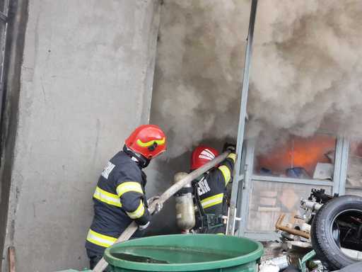 Două maşini au ars, după ce un incendiu a izbucnit la un service auto din Reşiţa
