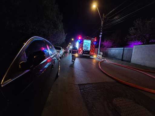 UPDATE - Bucureşti – Incendiu la acoperişurile a patru locuinţe în Sectorul 5 / În poduri sunt depozitate materiale combustibile / Două persoane au suferit atac de panică  - FOTO / VIDEO