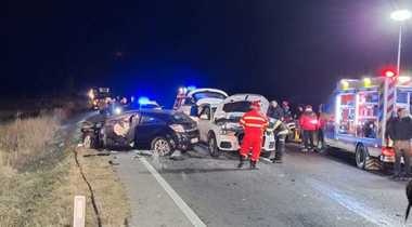 UPDATE - Accident cu patru autoturisme în care se aflau 12 persoane, în judeţul Olt / A fost activat Planul Roşu de Intervenţie / Trafic oprit / 9 persoane au fost transportate la spital, iar trei au refuzat transportul la spital