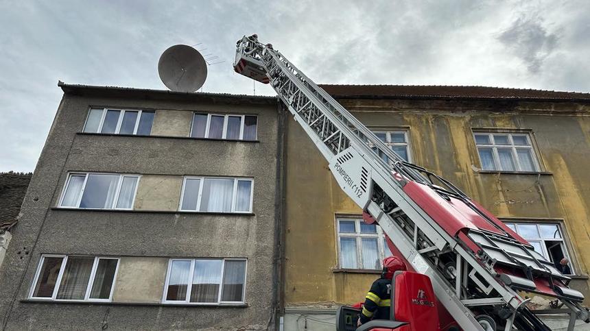 Intervenţii ale pompierilor din Braşov pentru ridicarea mai multor copaci care au căzut din cauza vântului / O antenă care stătea să cadă, dar şi mai multe elemente de construcţie de pe clădirea Poştei, îndepărtate - FOTO