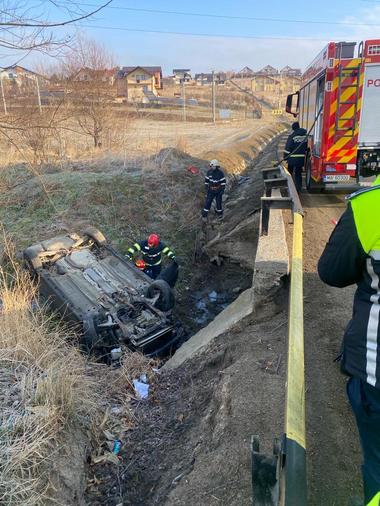 Neamţ: Copil de 9 ani, rănit într-un accident rutier / Maşina în care se afla a căzut într-un pârâu