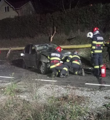 Hunedoara: Trei persoane, între care un copil de 7 ani, rănite într-un accident rutier / Cablu de curent, căzut de pe un stâlp în urma impactului 