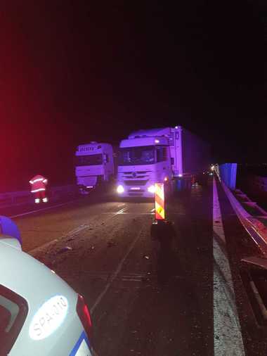UPDATE - Călăraşi: Coliziune între două TIR-uri, pe Autostrada Soarelui / Unul dintre vehicule s-a răsturnat / Un bărbat a fost rănit / Traficul a fost reluat - FOTO