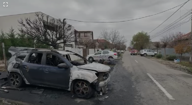 Maşina de serviciu a şefului de la Pieţe SA Timişoara a luat foc noaptea trecută / Poliţiştii au deschis o anchetă, având suspiciuni că vehiculul a fost incendiat