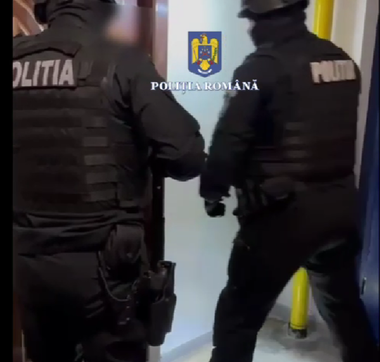 UPDATE - Vârstnici lipsiţi de libertate - Principalul suspect, de 46 de ani, s-a căsătorit cu o femeie de 73 de ani / Două dintre casele luate de la bătrâni fuseseră deja vândute / Sunt şase victime şi 8 suspecţi / Căsătorii de convenienţă


