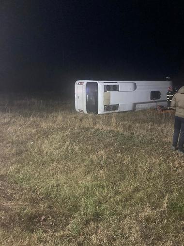 UPDATE - Galaţi: Autobuz răsturnat pe DN 25/ O femeie a murit şi patru bărbaţi au fost răniţi 