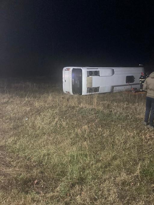UPDATE - Galaţi: Autobuz răsturnat pe DN 25/ O femeie a murit şi patru bărbaţi au fost răniţi 