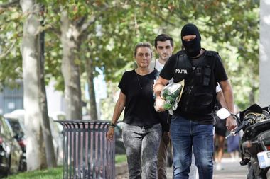 Arestul la domiciliu înlocuit cu controlul judiciar în cazul mamei tânărului care, drogat fiind, a accidentat mortal doi tineri în localitatea 2 Mai / Tatăl tânărului scapă de măsuri preventive, decizia fiind definitivă 