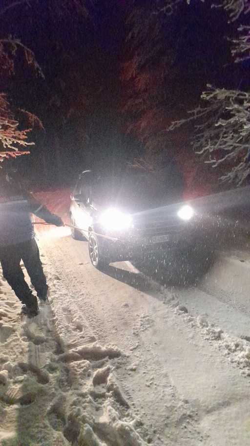 Alba: Jandarmii au intervenit pentru a ajuta două persoane aflate într-o maşină blocată în apropierea Peşterii Gheţarul de la Scărişoara/ Autoturismul nu putea înainta pe drumul acoperit cu polei - FOTO, VIDEO