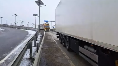 Centrul Infotrafic - Nu sunt autostrăzi sau drumuri naţionale cu circulaţia oprită  / Circulaţie în condiţii de iarnă în zonele de munte şi în judeţele din Moldova / Polei pe mai multe drumuri di Harghita, Maramureş şi Vrancea