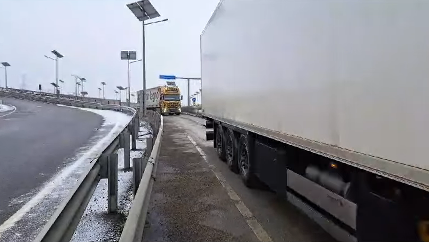 Centrul Infotrafic - Nu sunt autostrăzi sau drumuri naţionale cu circulaţia oprită  / Circulaţie în condiţii de iarnă în zonele de munte şi în judeţele din Moldova / Polei pe mai multe drumuri di Harghita, Maramureş şi Vrancea