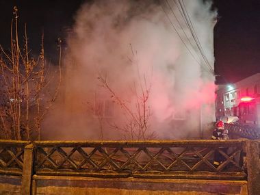 Constanţa: O femeie de 90 de ani a fost salvată de pompieri după ce i-a luat foc casa - FOTO
