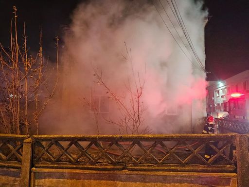Constanţa: O femeie de 90 de ani a fost salvată de pompieri după ce i-a luat foc casa - FOTO
