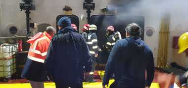 Autoritatea Navală, despre incendiul de la Tulcea: Nava este încărcată cu opt tone de porumb, venea din Ucraina şi mergea în Egipt / Patru membri ai echipajului au suferit atacuri de panică / Nu sunt urme de poluare şi nu a fost afectată navigaţia 