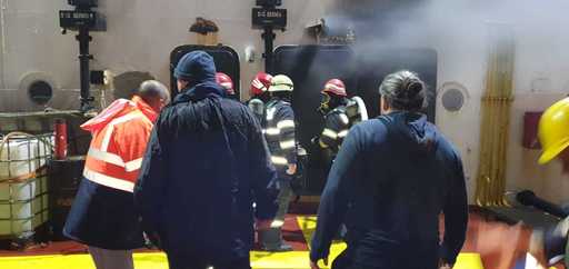 Autoritatea Navală, despre incendiul de la Tulcea: Nava este încărcată cu opt tone de porumb, venea din Ucraina şi mergea în Egipt / Patru membri ai echipajului au suferit atacuri de panică / Nu sunt urme de poluare şi nu a fost afectată navigaţia 