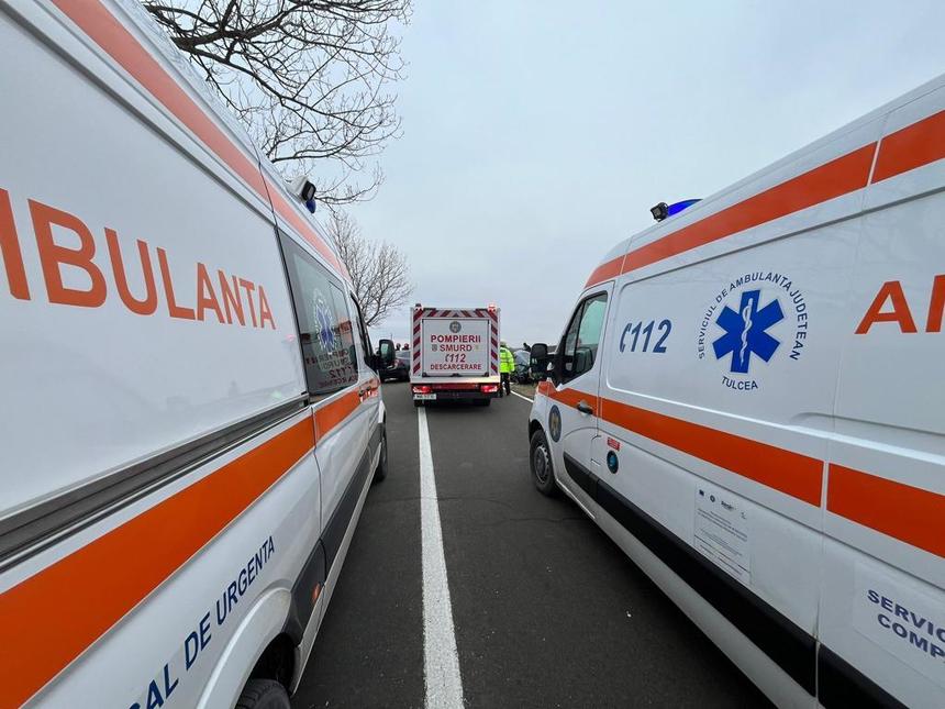 Tulcea: Patru persoane au fost rănite într-un accident rutier în care au fost implicate două autoturisme / Două dintre victime erau încarcerate / Trafic blocat