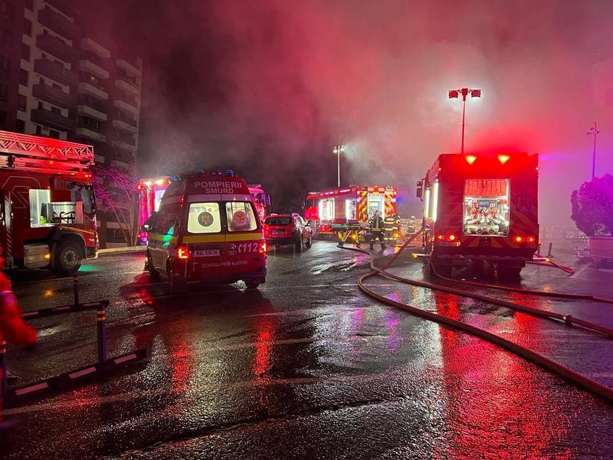 UPDATE - Puternic incendiu în curtea unui centru comercial, unde funcţionează un supermarket, la Cluj-Napoca/ Clienţii supermarketului au fost evacuaţi/ Recomandare de a părăsi centrul comercial, din cauza fumului/ Reacţia Iulius Mall Cluj - FOTO, VIDEO