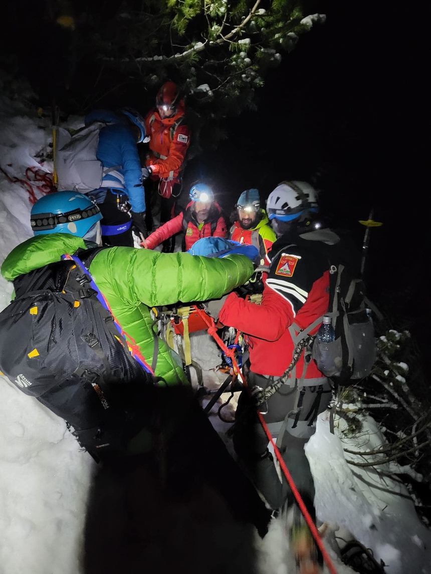 Salvamontiştii din Zărneşti, una dintre cele mai grele acţiuni din ultimii 10 ani – 13 oameni au lucrat 16 ore pentru salvarea unei turiste din Mexic care a alunecat într-o zonă expusă, accidentându-se grav