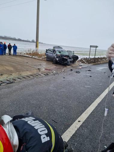 Accident cu un mort şi patru răniţi în judeţul Iaşi, după ce un microbuz s-a ciocnit cu un autoturism
