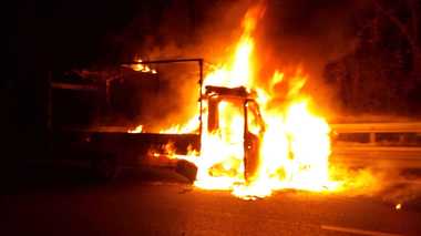 Vâlcea: Un camion care transporta mobilă a luat foc în mers, pe DN 7 - FOTO