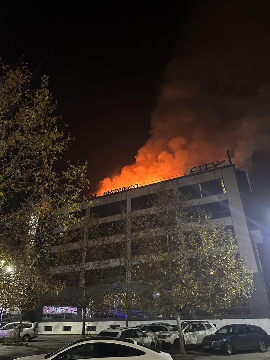 UPDATE - Incendiu la un hotel din Ploieşti / Arde acopeşişul unităţii / Mai multe persoane s-au autoevacuat 