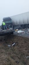 Vrancea - Tânăr decedat după ce maşina în care se afla a lovit puternic două tiruri - FOTO