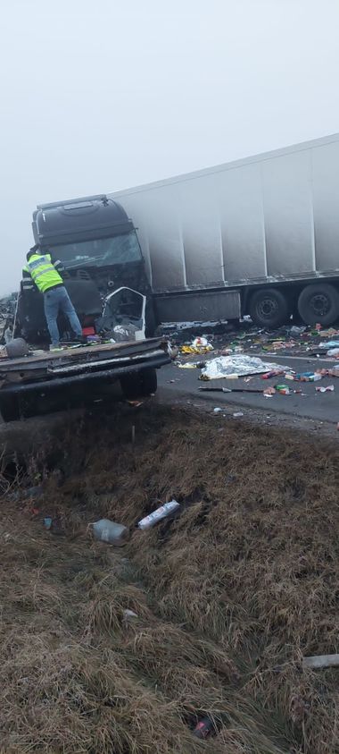 Vrancea - Tânăr decedat după ce maşina în care se afla a lovit puternic două tiruri - FOTO