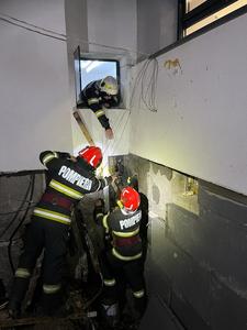 UPDATE - Degajare de fum la Spitalul de Urgenţă din Drobeta Turnu Severin/ Fumul, de la un incendiu la izolaţia conductelor sanitare dintre pereţii de separare a două corpuri aflate în reabilitare