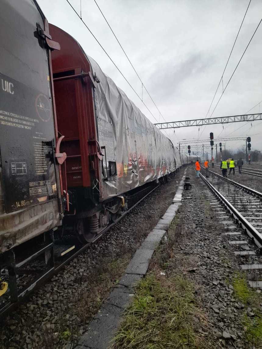 Cinci vagoane ale unui tren de marfă au deraiat la intrare în staţia Beclean pe Someş/ Garnitura transportă ciment
