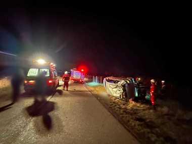 Suceava: Tânăr de 19 ani, mort după ce maşina în care se afla s-a răsturnat