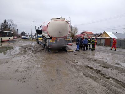 Prahova: Intervenţie a pompierilor în apropiere de Ploieşti, unde o cisternă încărcată cu 18 tone de combustibil riscă să cadă de pe un trailer - FOTO
