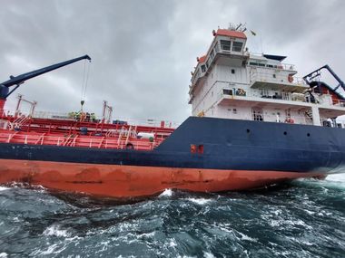 Un echipaj ARSVOM a intervenit pentru preluarea unui marinar rănit şi aducerea acestuia în port / Intervenţia s-a desfăşurat pe un grad de agitaţie al mării de 3 - 4 - FOTO
