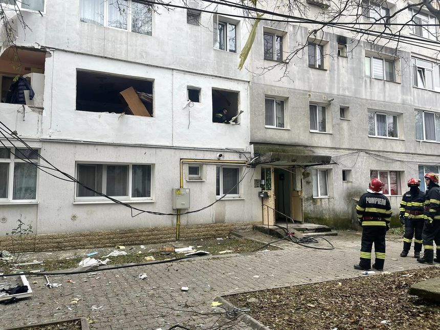 Explozia produsă într-un bloc din Bacău a afectat 23 de locuinţe / Cu jumătate de oră înaintea deflagraţiei, oamenii au anunţat că se simte miros de gaz