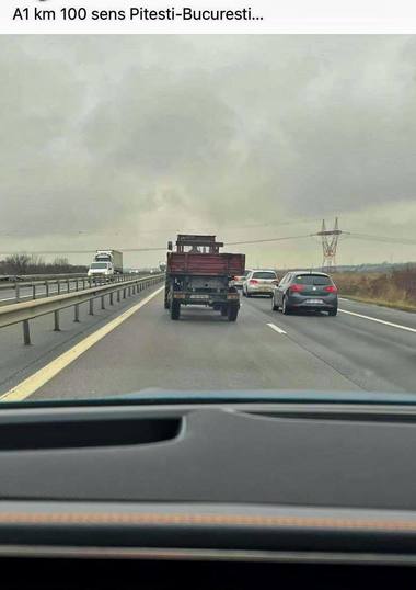 Utilaj agricol, suprins pe autostradă / Şoferul avea o alcoolemie de peste 1 la mie în aerul expirat
