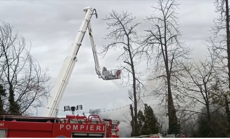 UPDATE - Incendiul de la Taverna Racilor din Snagov a fost stins / Acoperişul s-a prăbuşit parţial / Reacţia proprietarului / Restaurantul a fost amendat în mai pentru lipsa autorizaţiei de securitate la incendiu - VIDEO, FOTO