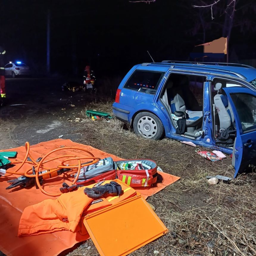 Accident cu trei victime în judeţul Argeş. O tânără de 19 ani a murit, după ce maşina în care se afla s-a izbit de un copac - FOTO

