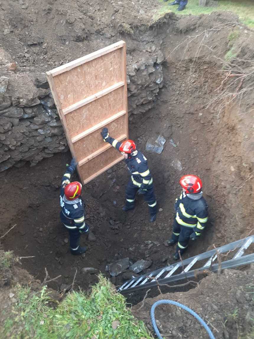 Suceava: Bărbatul prins complet sub un mal gros de câţiva metri format din piatră şi pământ, găsit în viaţă, după o acţiune de opt ore - VIDEO
