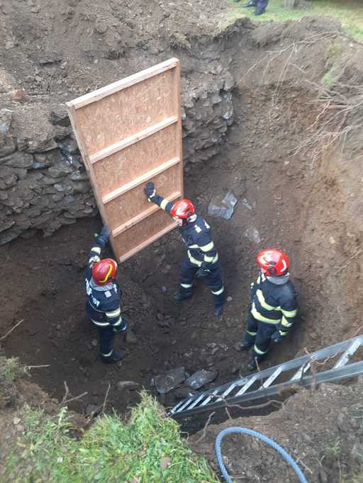 Suceava: Anunţul medicilor referitor la starea bărbatului prins sub un mal gros de câţiva metri format din piatră şi pământ şi recuperat de salvatori după o acţiune care a durat opt ore 

