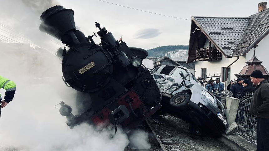Suceava - Locomotiva mocăniţei Huţulca Moldoviţa a deraiat după ce a fost lovită de un autoturism - FOTO, VIDEO