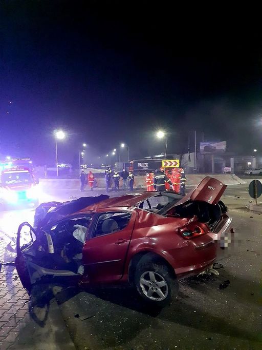 Constanţa: Şase persoane, printre care şi un copil de zece ani, rănite într-un accident în care au fost implicate două autoturisme
