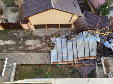 Neamţ: Acoperişul unui bloc a fost luat de vânt şi a căzut peste o maşină şi două case - FOTO
