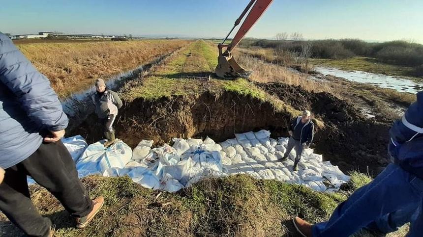 Apele Române: Intervenţie pentru închiderea breşei unui dig situat pe râul Maria, în zona localităţii Giungi din Satu Mare / Nu există riscul producerii unor inundaţii - FOTO
