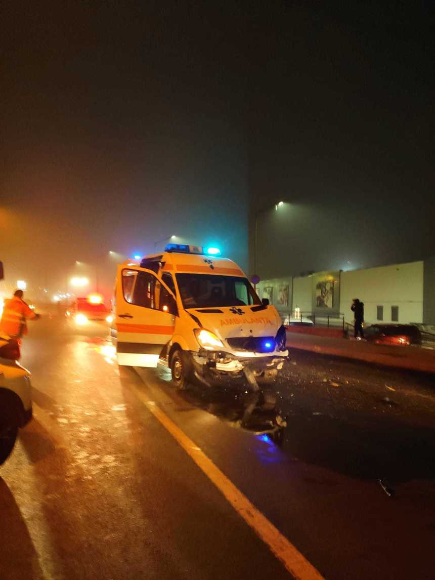 Cluj: Ambulanţă aflată în misiune, implicată într-un accident rutier/ Şoferul care a lovit ambulanţa, suspectat că a consumat alcool înainte de a urca la volan