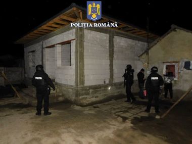 Constanţa: Percheziţii la locuinţele unor bărbaţi suspectaţi de mai multe furturi, prejudiciul fiind de 100.000 de lei / Unul dintre ei, prins la începutul săptămânii, după o urmărire în care au fost trase focuri de armă / Alţi doi s-au predat - FOTO
