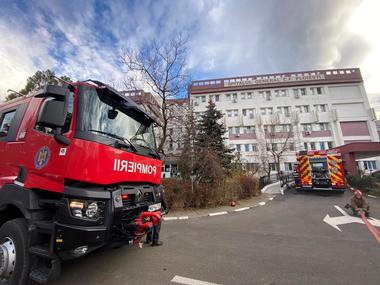 Incendiu la un tablou electric, la etajul al patrulea al Spitalului CFR din Ploieşti/ Nu sunt persoane evacuate